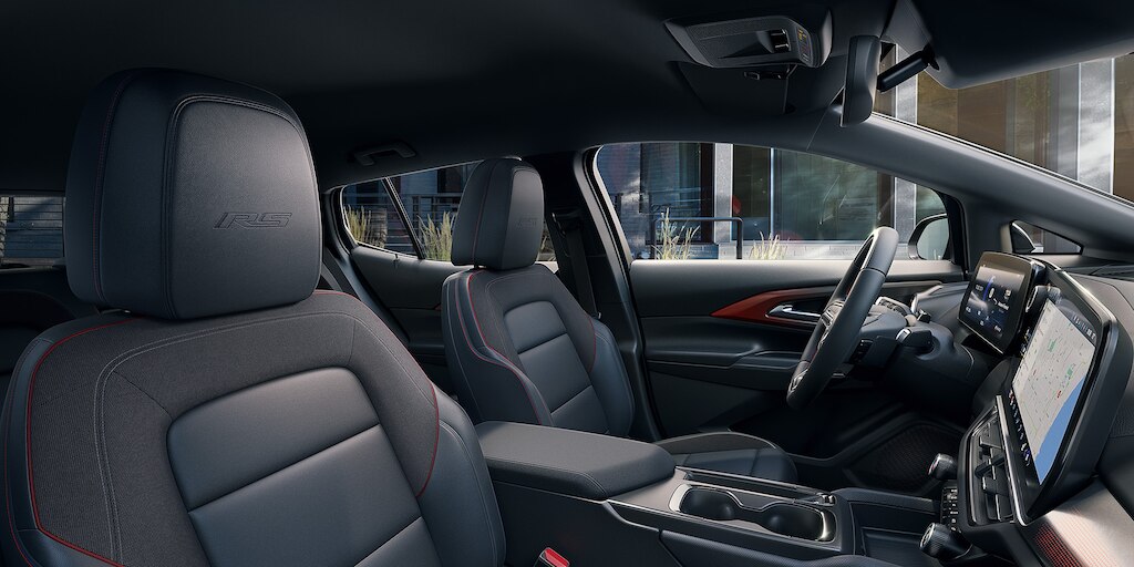 Nueva Chevrolet Equinox EV 2024 SUV eléctrica diseño deportivo RS, interior en color negro con acentos rojos