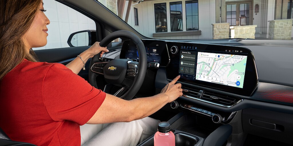 Con app mychevrolet encuentras la estación de recarga más cercana para Chevrolet Equinox EV 2024 SUV eléctrica deportiva