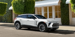 Cristales con tintado profundo de Chevrolet Blazer EV 2025, camioneta SUV eléctrica